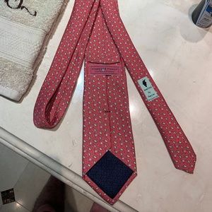 Vineyard Vines Men's Silk Fish and Hooks Tie!